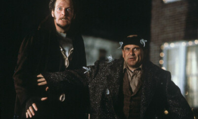 I 1990: Daniel Stern (t.v.) og Joe Pesci i rollene som de noe stakkarslige innbruddstyvene Marv Merchants og Harry Lime, som Kevin McCallister klarer å hamle opp med. Foto: Don Smetzer / 20th Century Fox / Shooting Star / NTB Scanpix I 1990: Daniel Stern (t.v.) og Joe Pesci i rollene som de noe stakkarslige innbruddstyvene Marv Merchants og Harry Lime, som Kevin McCallister klarer å hamle opp med. Foto: Don Smetzer / 20th Century Fox / Shooting Star / NTB Scanpix